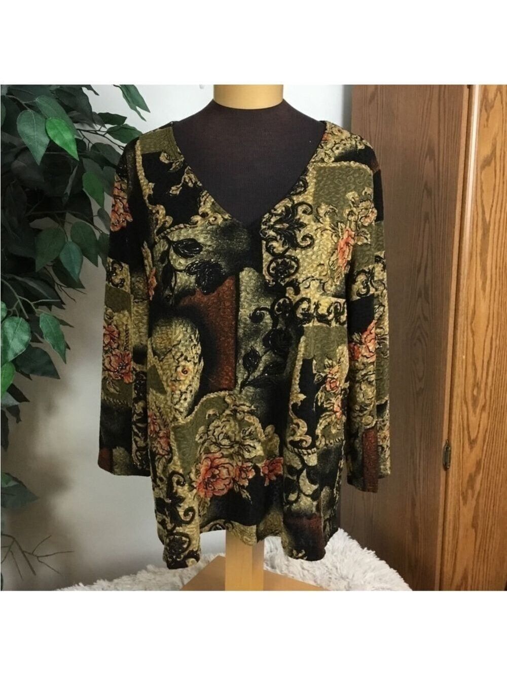 Brittany Black floral pull over v neck blouse Woman’s size 2X 3/4 sleeve